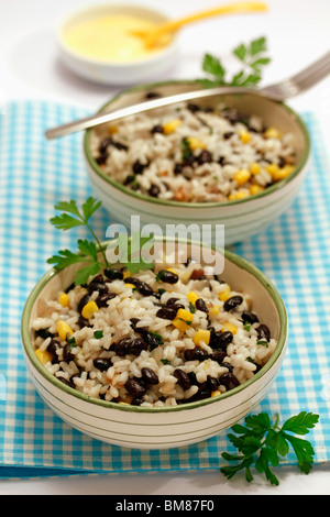 Reis mit schwarzen Bohnen und Mais. Rezept zur Verfügung. Stockfoto