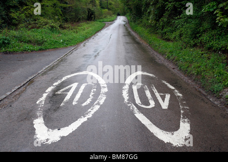 Längliche 40 km/h Höchstgeschwindigkeit Markierungen auf einer Straße nahe Wendover in den Chiltern Hills, Buckinghamshire, England. Stockfoto