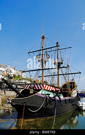 ein Replikat der Golden Hind im Hafen von Brixham, Devon, uk Stockfoto