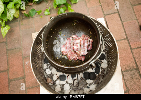 Ein Potjiekos oder Schmortopf, ist in einem traditionellen südafrikanischen Braai eingesetzt. Durban, Südafrika Stockfoto