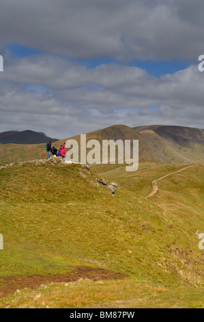 Partei der Wanderer die Aussicht auf Heron Hecht auf das Fairfield Hufeisen im Lake District Stockfoto