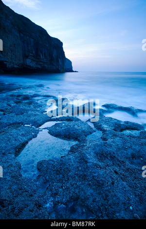 Tagesanbruch über Dancing Ledge in der Nähe von Swanage, Dorset, Großbritannien Stockfoto
