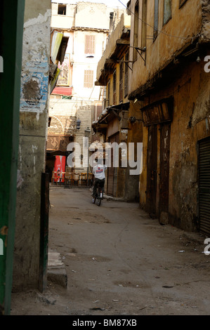 Bike-Fahrer liefern Brot im islamischen Kairo die traditionelle ägyptische Art Seitenstraßen von islamischen Kairo, Kairo, Ägypten Stockfoto