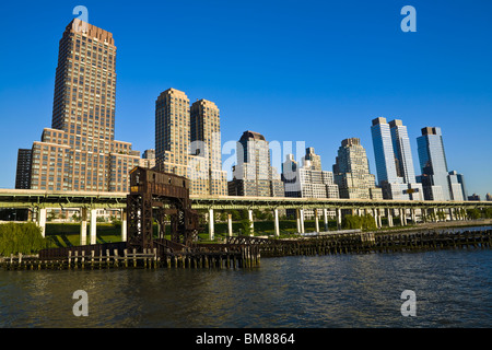 Die Reste der Säulenhalle und Float Brücken Kontrast gegen Manhattan Wolkenkratzer befindet sich entlang der West Side Highway. Stockfoto