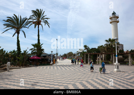 Leuchtturm und Strandpromenade. Torre del Mar Costa del Sol Malaga Provinz. Andalusien. Spanien. Europa Stockfoto