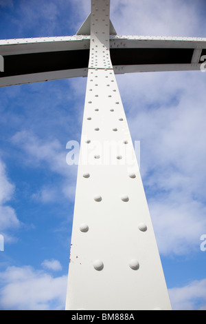Genieteten Stahlträger auf einer Stahlbrücke Unterkonstruktion Stockfoto