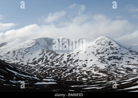 Schnee auf Braeriach im Cairngorm Nationalpark Teil der schottischen Highlands über die Lairig Ghru unter blauem Himmel gesehen Stockfoto