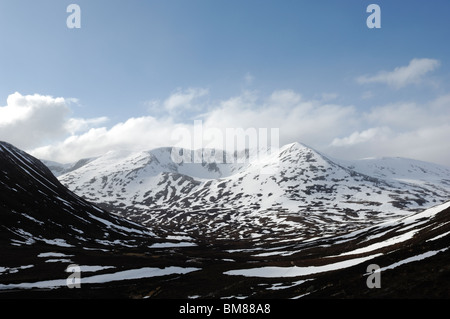 Schnee auf Braeriach im Cairngorm Nationalpark Teil der schottischen Highlands über die Lairig Ghru unter blauem Himmel gesehen Stockfoto