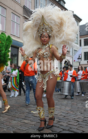 Pfingsten oder Pfingsten samba Karnevalsumzug auf der Fußgängerzone Strøget in Kopenhagen bekannt. Stockfoto