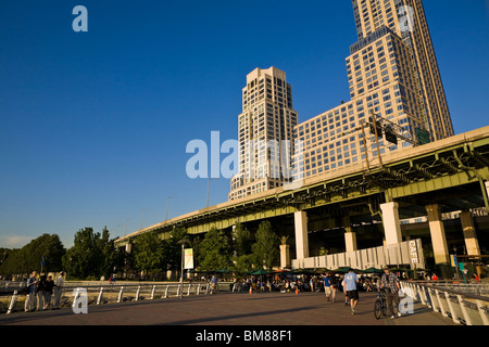 Die Menschen genießen einen sonnigen Nachmittag in einem Café Geselligkeit und zu Fuß entlang dem Hudson River Park Pier. Stockfoto