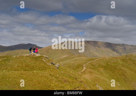 Partei der Wanderer die Aussicht auf Heron Hecht auf das Fairfield Hufeisen im Lake District Stockfoto