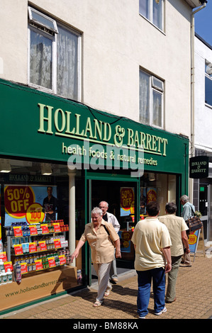 Menschen zu Fuß vorbei an einem Holland und Barrett Bioladen in Brixham, Devon, uk Stockfoto