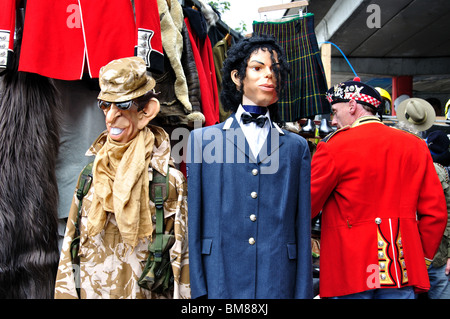 Schaufensterpuppen im Stall, Portobello Antiquitätenmarkt, Portobello Road, Notting Hill, London, England, Vereinigtes Königreich Stockfoto