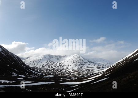 Schnee auf Braeriach im Cairngorm Nationalpark Teil der schottischen Highlands über die Lairig Ghru unter blauem Himmel gesehen Stockfoto