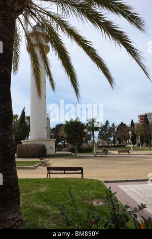 Leuchtturm und Strandpromenade. Torre del Mar Costa del Sol Malaga Provinz. Andalusien. Spanien. Europa Stockfoto