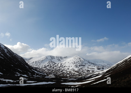 Schnee auf Braeriach im Cairngorm Nationalpark Teil der schottischen Highlands über die Lairig Ghru unter blauem Himmel gesehen Stockfoto