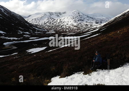 Schnee auf Braeriach im Cairngorm Nationalpark Teil der schottischen Highlands über die Lairig Ghru unter blauem Himmel gesehen Stockfoto