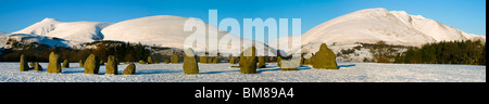 Winterpanorama der Castlerigg Stone Circle mit Skiddaw und Blencathra Bergen im Hintergrund, Lake District, Cumbria, England, UK Stockfoto