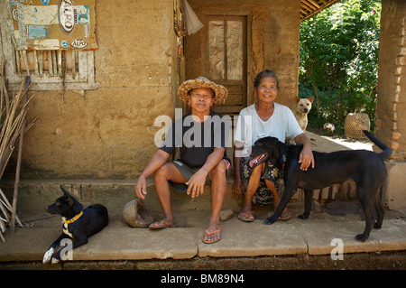 Balinesische Einheimischen mit ihren Hunden Stockfoto