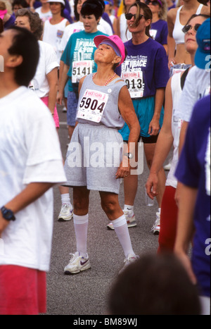 Senior ältere Frau Dame wärmt vor Race For The Cure Veranstaltung um Geld für die Krebsforschung, Newport Beach, Kalifornien Stockfoto