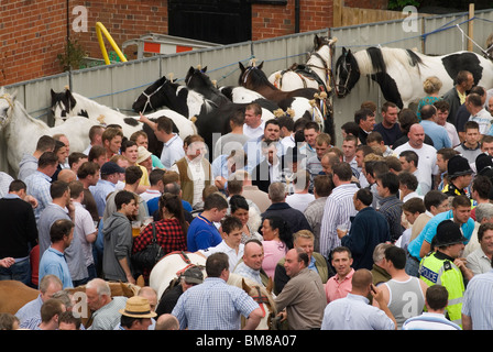 Gypsy Horse Dealer Menschenmassen auf der jährlichen Wickham Charter Fair UK. Taditional Gypsy Horse Fair auf dem Stadtplatz Wickham, Hampshire, Großbritannien. Heinrich III. 1269 gewährte die jährliche Königliche Charter-Messe „für immer“ 2010 2010er Jahre HOMER SYKES Stockfoto