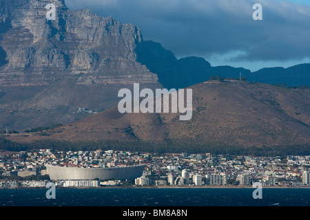 Ansicht des Greenpoint Stadion in Kapstadt mit dem Tafelberg im Hintergrund das Meer entnommen Stockfoto