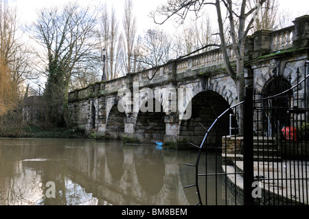Die Magdalen Brücke über den Fluss Cherwell, Oxford, England. Entworfen von John Gwynn. Stockfoto