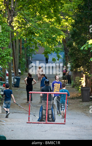 Streethockey in eine Seitengasse Montreal Kanada Stockfoto