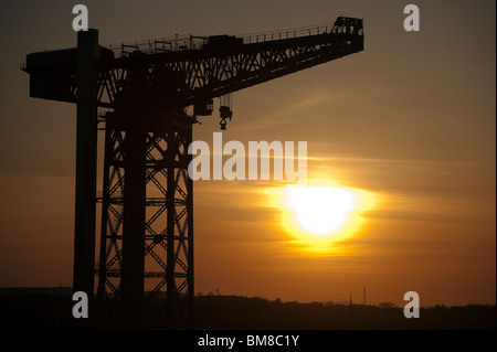 Der Titan-Kran in Clydebank am Stadtrand von Glasgow ist gegen Sonnenuntergang Silhouette. Stockfoto