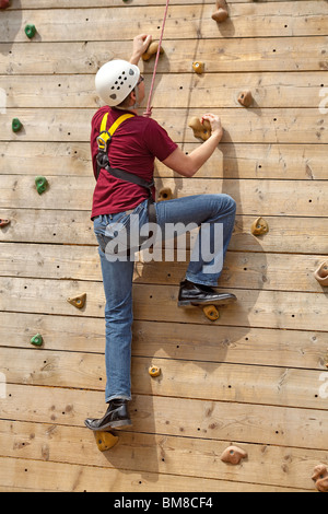 der Mensch ist an Kletterwand in der Natur Stockfoto
