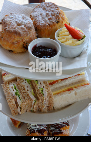 Finger cut Sandwiches, Scones und Eclairs bieten ein leckeres Mitte Tee am Nachmittag für zwei Stockfoto