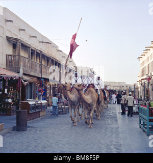 Polizisten auf Kamelen patrouillieren die Straßen von den beliebten Souq Waqif in Doha, Katar. Stockfoto