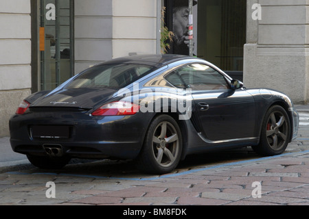 Schwarze Porsche Carrera S-Seitenansicht Stockfoto