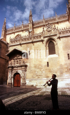 Ein Musiker spielt die Klarinette vor der Kathedrale von Granada, Andalusien, Spanien, April 2005. Foto/Chico Sanchez Stockfoto