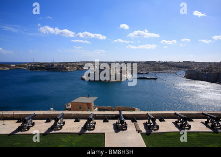Ein Blick auf den Grand Harbour von der Upper Barracca Gardens mit Blick auf die salutieren, Batterie, mit Blick auf die drei Städte. Stockfoto