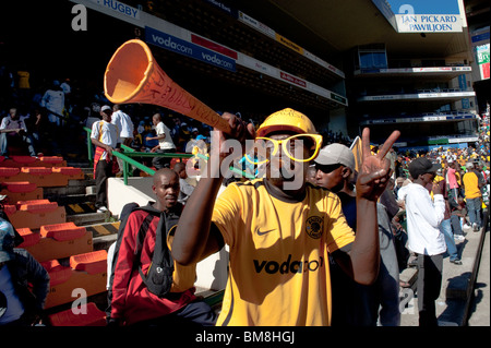 Crowd-Szene Fußballfans mit Vuvuzela-Cape Town-Südafrika Stockfoto