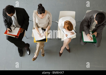 Profis, die während der Sitzung Notizen Stockfoto