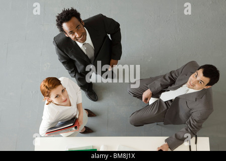 Kollegen im Büro, bis alle lächelnd in die Kamera Stockfoto