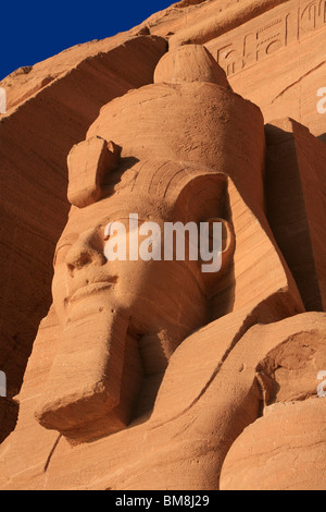 Statue von Ramses II im großen Tempel von Abu Simbel, Ägypten Stockfoto
