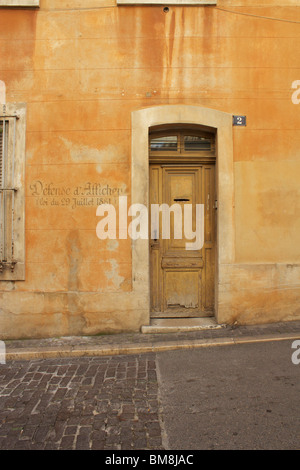 Altfranzösisch Tür in Marseille mit "Défense d'Afficher' auf Wand und Haus Nummer 2 Stockfoto
