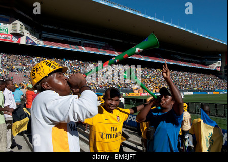 Crowd-Szene Fußballfans mit Vuvuzela-Cape Town-Südafrika Stockfoto