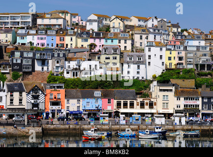 bunte Häuser mit Blick auf den Hafen von Brixham, Devon, uk Stockfoto