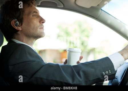 Geschäftsmann, die Fahrt zur Arbeit mit Tasse Kaffee in der hand Stockfoto