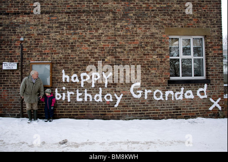 alles Gute zum Geburtstag Opa Nachricht geschrieben im Schnee an Wand in großen Broughton North Yorkshire Stockfoto