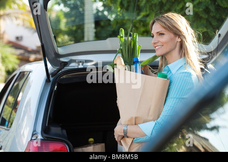 Frau weglegen Lebensmittel auf der Rückseite Fließheck Stockfoto