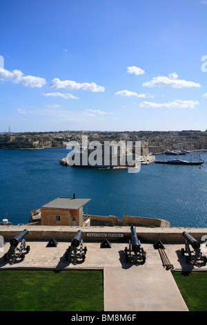 Ein Blick auf den Grand Harbour von der Upper Barracca Gardens, mit Blick auf die salutieren Batterie gegen Vittoriosa. Stockfoto