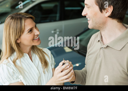 Paar im Autohaus Autohaus mit Schlüssel für Neuwagen Stockfoto