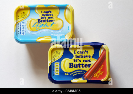 Ich kann nicht glauben, dass es keine Butter ist - zwei Wannen, ein Licht isoliert auf weißem Hintergrund Stockfoto