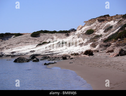 Allradfahrzeug am Turtle Beach in der Nähe von Paphos in Zypern. Stockfoto