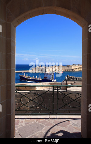 Ein Blick auf den Grand Harbour von der Lower Barracca Gärten. Ein großer Frachter ist, mit der Belagerung Glocke rechts Segeln. Stockfoto